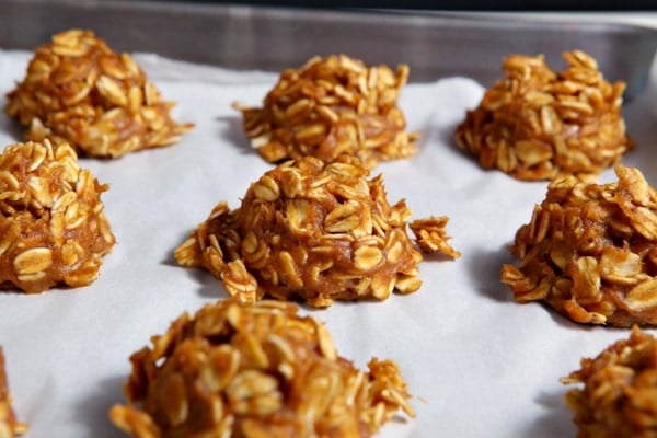 No bake pumpkin cookies - perfect as fall lactation cookies or just, you know, general eating. // 40 Aprons