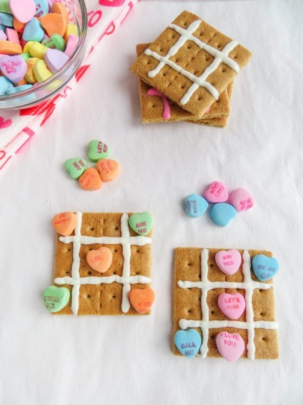 Valentine Tic Tac Toe for Valentine's Day snacks for the classroom