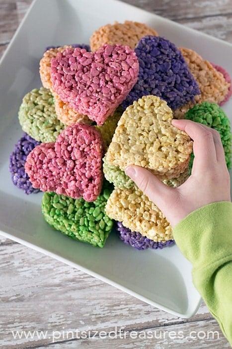 Heart Shaped rice krispie treat pops for Valentines Day snacks for theclassroom