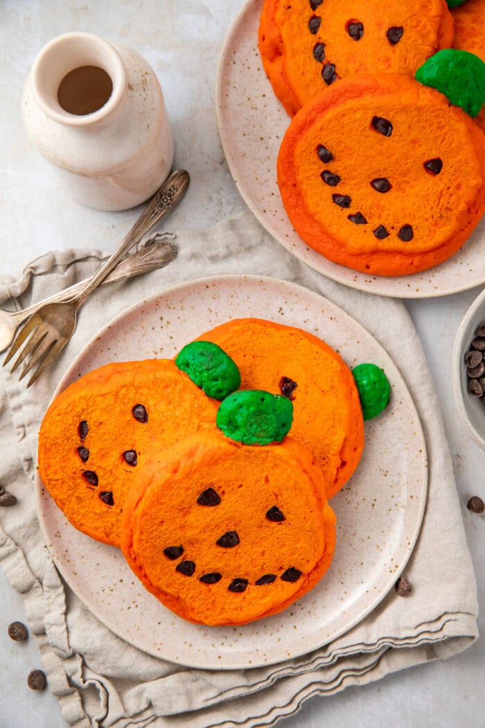 Super cute and easy jack o lantern pancakes on plates